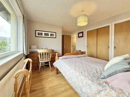 Bed 1 Dressing Area.JPG