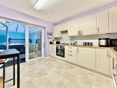 Kitchen Towards Spa.JPG