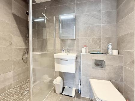 Bed 1 En Suite.JPG