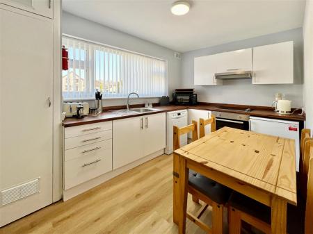 Flat 1 Garrow Court 9.JPG