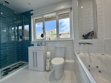 Main Bathroom.JPG