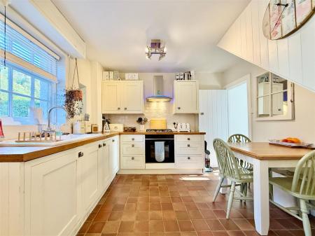 Kitchen (2).JPG