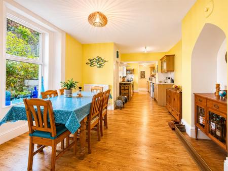 Breakfast Room Towards Kitchen.png