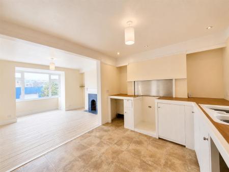 Kitchen to Lounge.png