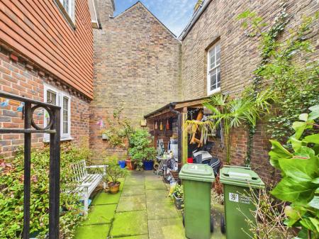 221925c8-CAM04018G0-