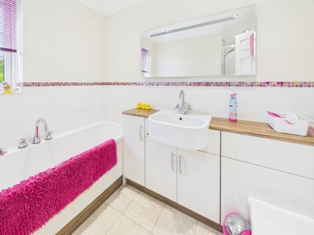 Family Bathroom / Ba