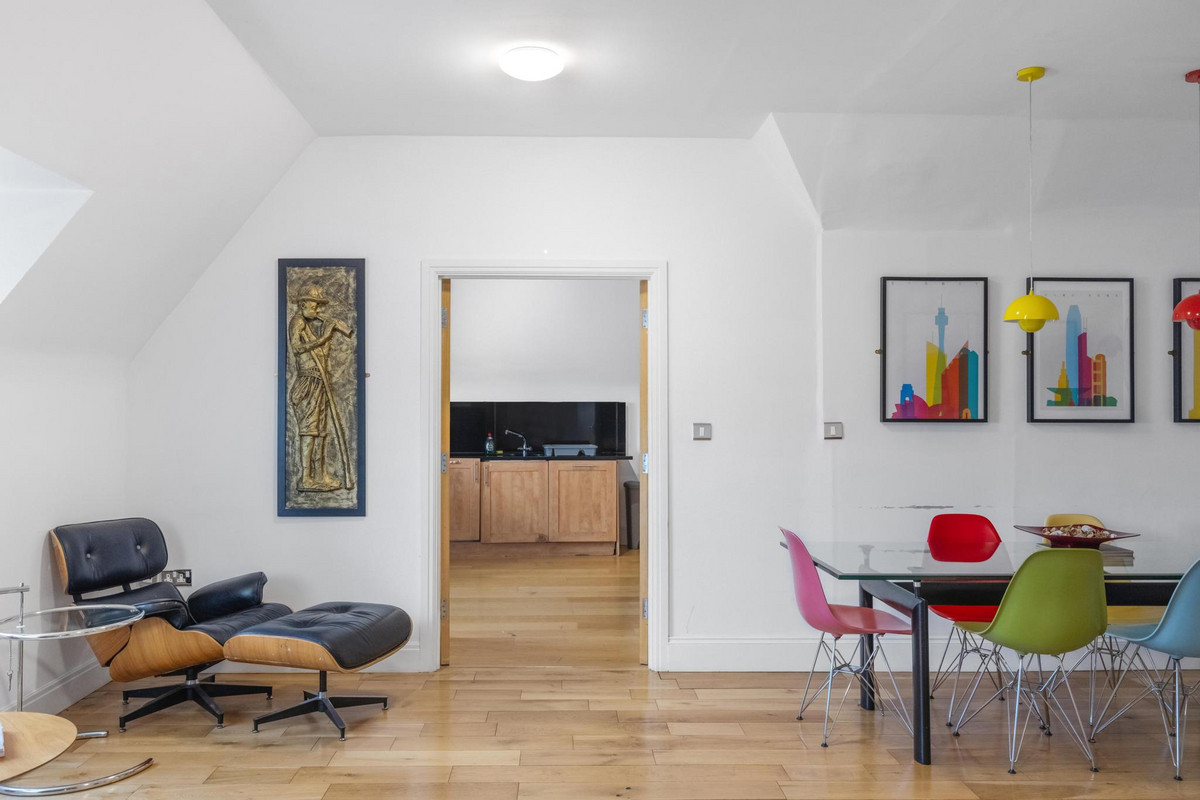London Road, Brentford, TW8