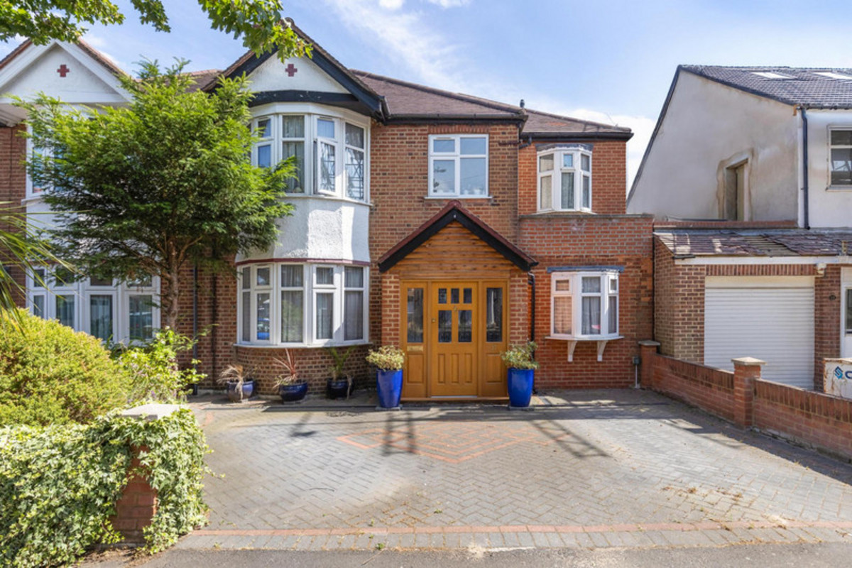 Northumberland Avenue, Isleworth, TW7