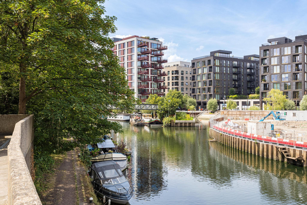 Augustus Close, Brentford, TW8