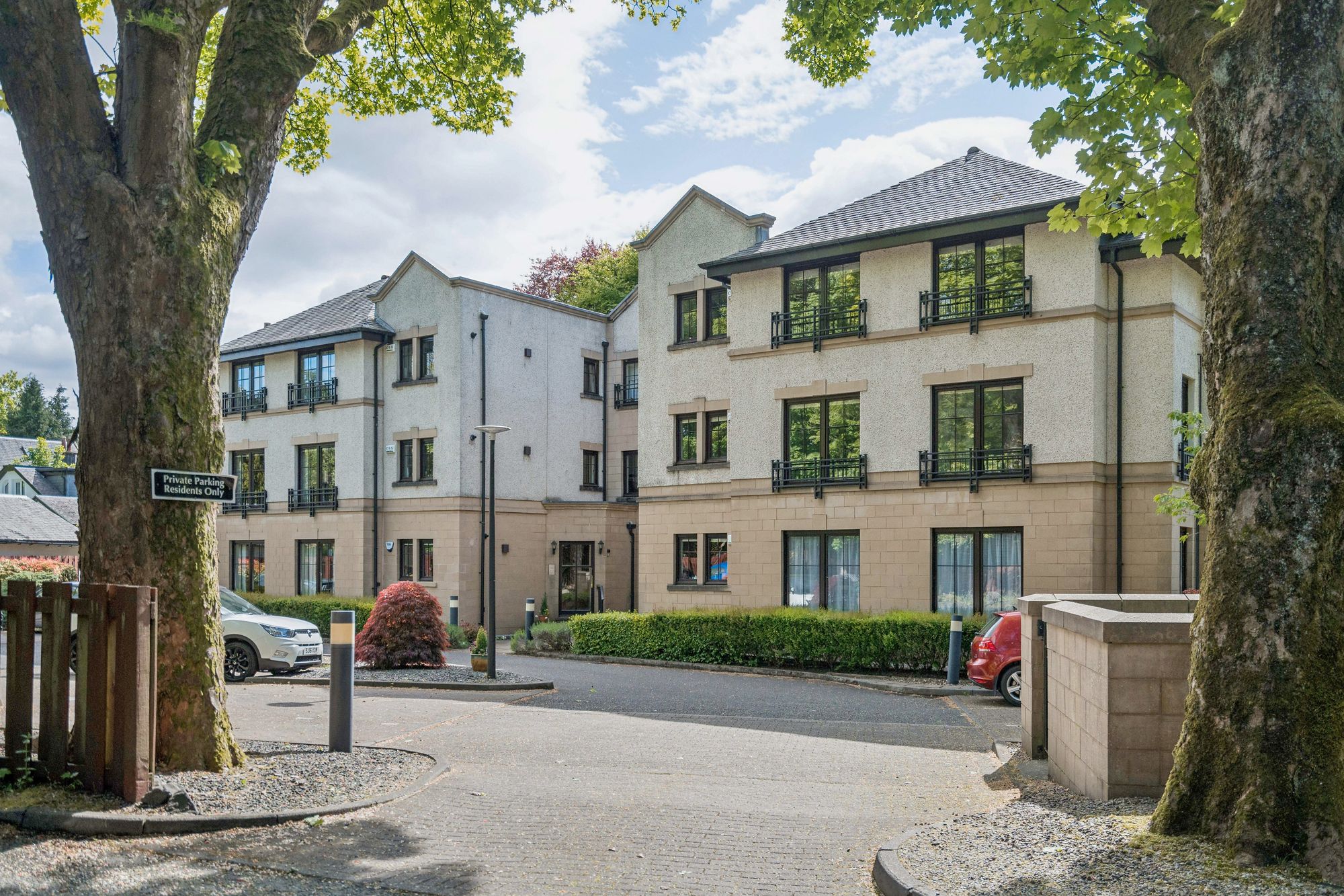 Flat 12, 2 West Chapleton Avenue, Bearsden, G61 — photo 1
