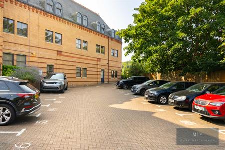 1 bedroom Flat for sale in Whyteleafe Hill, Whyteleafe
