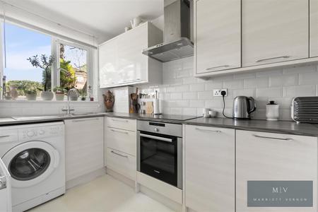 1 bedroom Flat for sale in Green Acres, Croydon