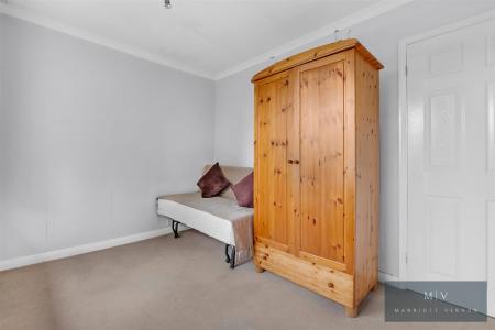 2 bedroom Flat for sale in Bournefield Road, Whyteleafe
