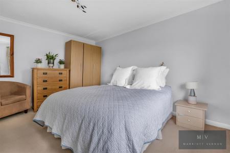2 bedroom Flat for sale in Bournefield Road, Whyteleafe