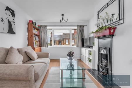 2 bedroom Flat for sale in Bournefield Road, Whyteleafe