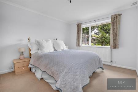 2 bedroom Flat for sale in Bournefield Road, Whyteleafe
