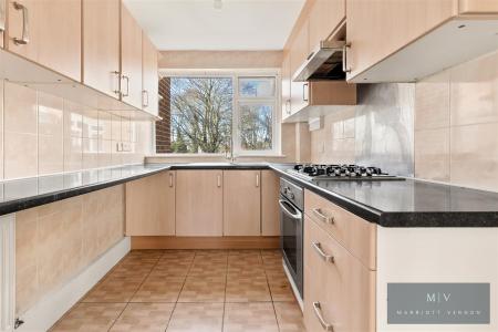 2 bedroom Flat for sale in Birdhurst Road, South Croydon