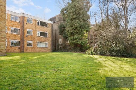 2 bedroom Flat for sale in Birdhurst Road, South Croydon