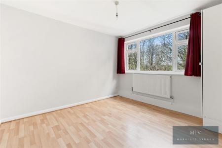 2 bedroom Flat for sale in Birdhurst Road, South Croydon