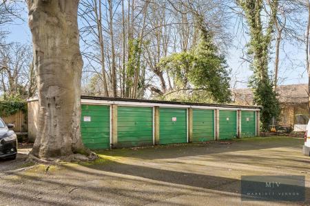 2 bedroom Flat for sale in Birdhurst Road, South Croydon