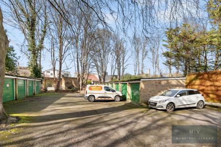 2 bedroom Flat for sale in Birdhurst Road, South Croydon