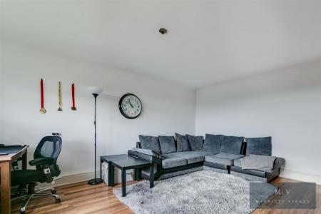 2 bedroom Flat for sale in Croydon Road, London