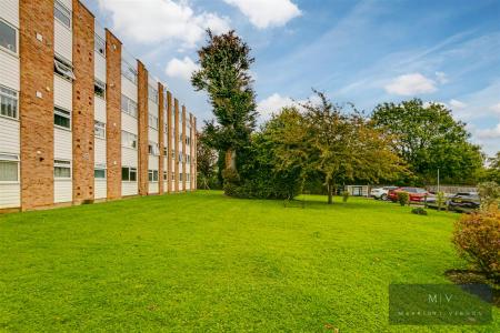 2 bedroom Flat for sale in Croydon Road, London