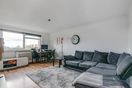2 bedroom Flat for sale in Croydon Road, London
