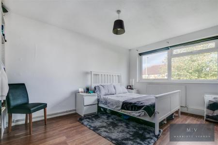 2 bedroom Flat for sale in Croydon Road, London