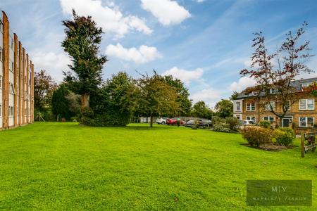 2 bedroom Flat for sale in Croydon Road, London