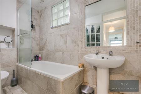 2 bedroom Flat for sale in Croydon Road, London
