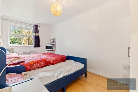 2 bedroom Flat for sale in Sycamore Close, South Croydon