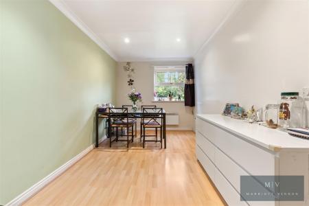 2 bedroom Flat for sale in Sycamore Close, South Croydon