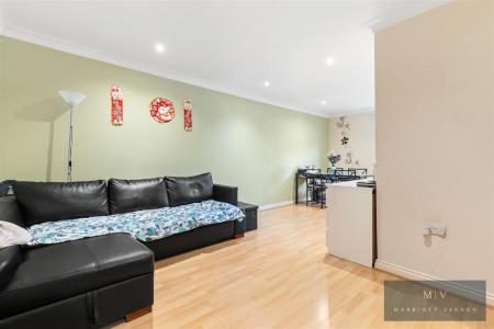 2 bedroom Flat for sale in Sycamore Close, South Croydon