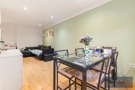 2 bedroom Flat for sale in Sycamore Close, South Croydon