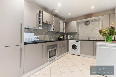 2 bedroom Flat for sale in Sycamore Close, South Croydon