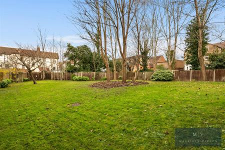 2 bedroom Flat for sale in Muggeridge Close, South Croydon