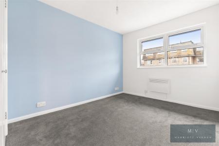 2 bedroom Flat for sale in Muggeridge Close, South Croydon
