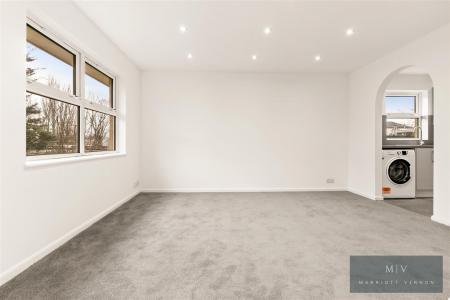 2 bedroom Flat for sale in Muggeridge Close, South Croydon