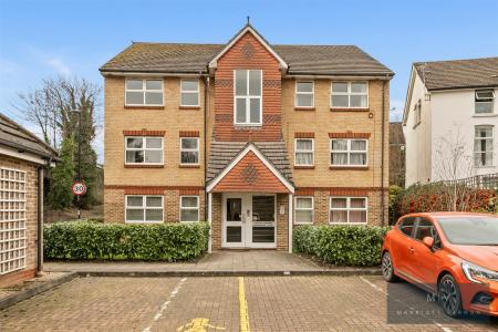 2 bedroom Flat for sale in Muggeridge Close, South Croydon