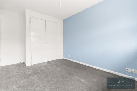 2 bedroom Flat for sale in Muggeridge Close, South Croydon
