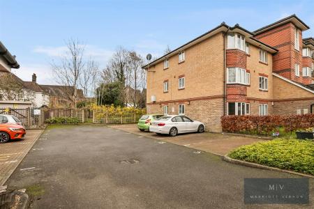 2 bedroom Flat for sale in Muggeridge Close, South Croydon