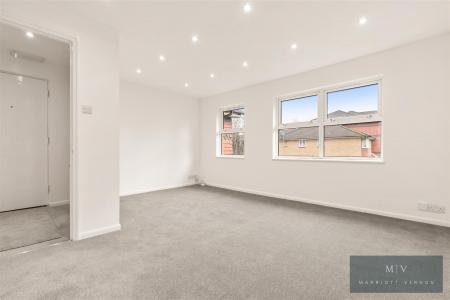 2 bedroom Flat for sale in Muggeridge Close, South Croydon
