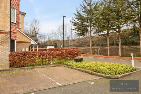 2 bedroom Flat for sale in Muggeridge Close, South Croydon