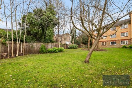 2 bedroom Flat for sale in Muggeridge Close, South Croydon