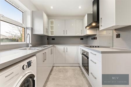 2 bedroom Flat for sale in Muggeridge Close, South Croydon