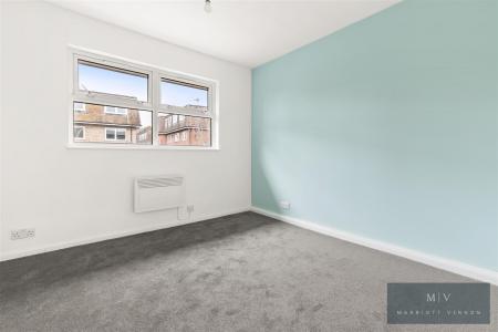 2 bedroom Flat for sale in Muggeridge Close, South Croydon