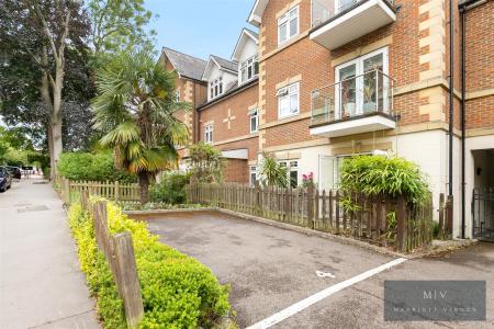2 bedroom Flat for sale in Normanton Road, South Croydon