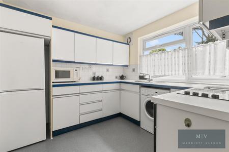 2 bedroom Flat for sale in Addiscombe Road, Croydon