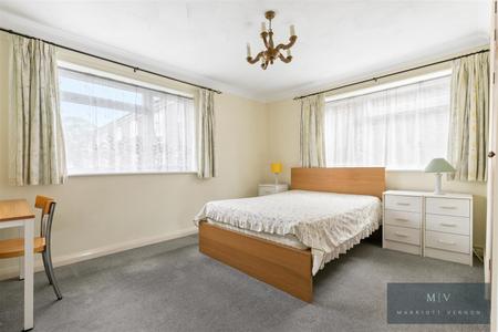 2 bedroom Flat for sale in Addiscombe Road, Croydon
